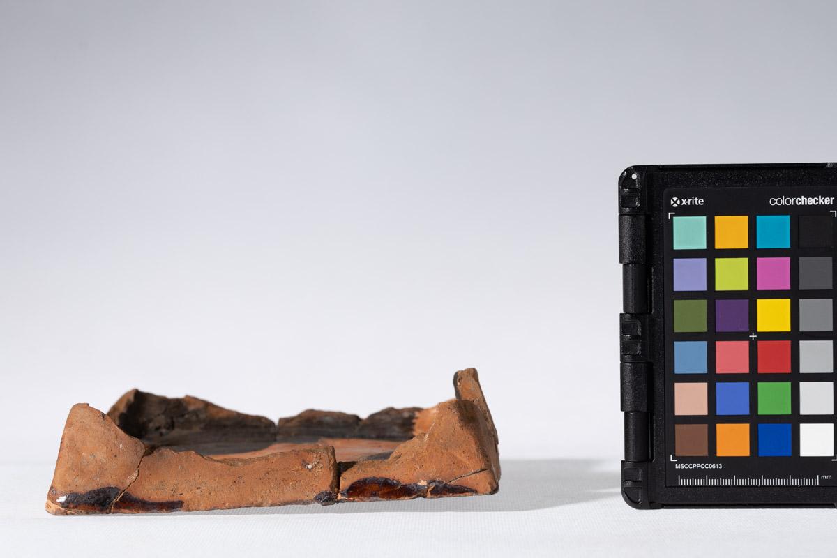 Kafel z wyobrażeniem pelikana w gnieździe