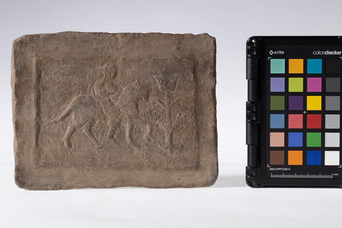 Płytka z wyobrażeniem jeźdźca przy Drzewie Życia