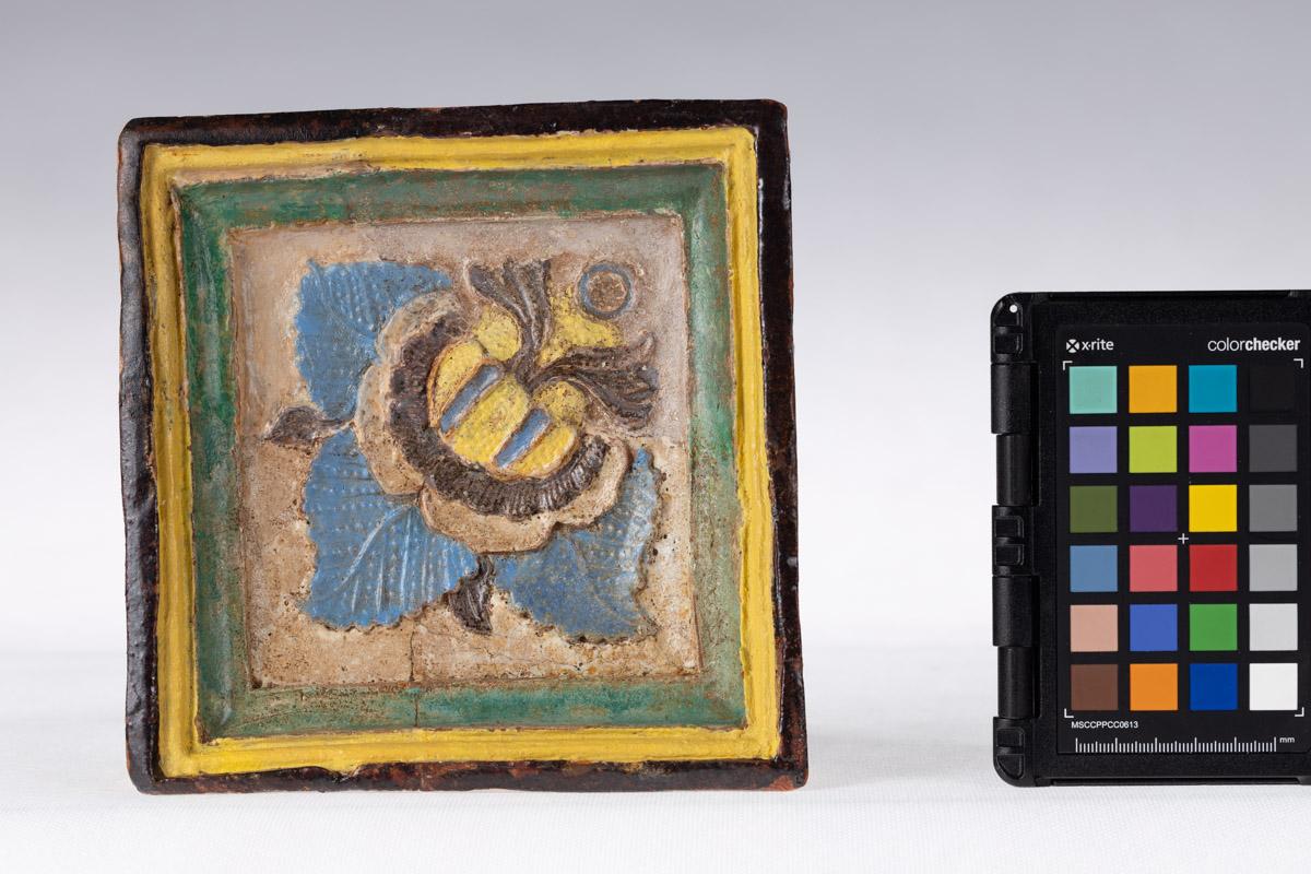 Kafel z motywem roślinnym