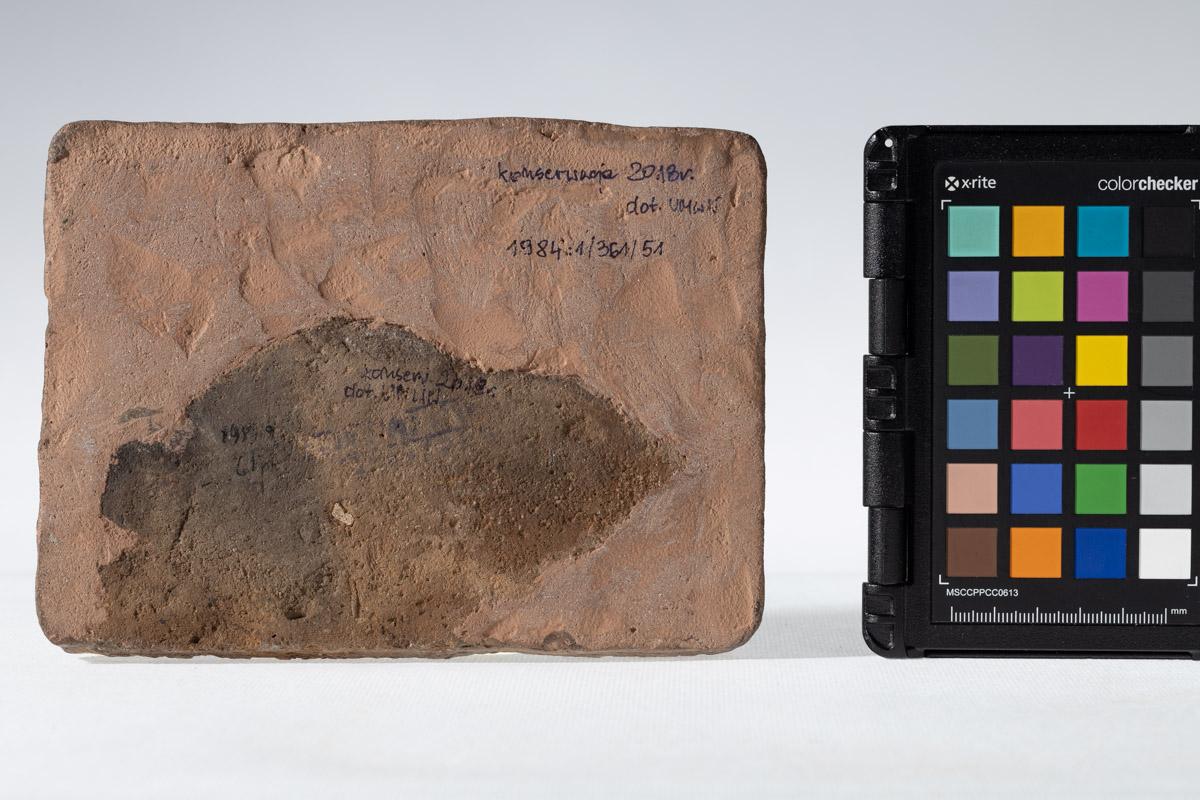 Płytka z wyobrażeniem jeźdźca przy Drzewie Życia