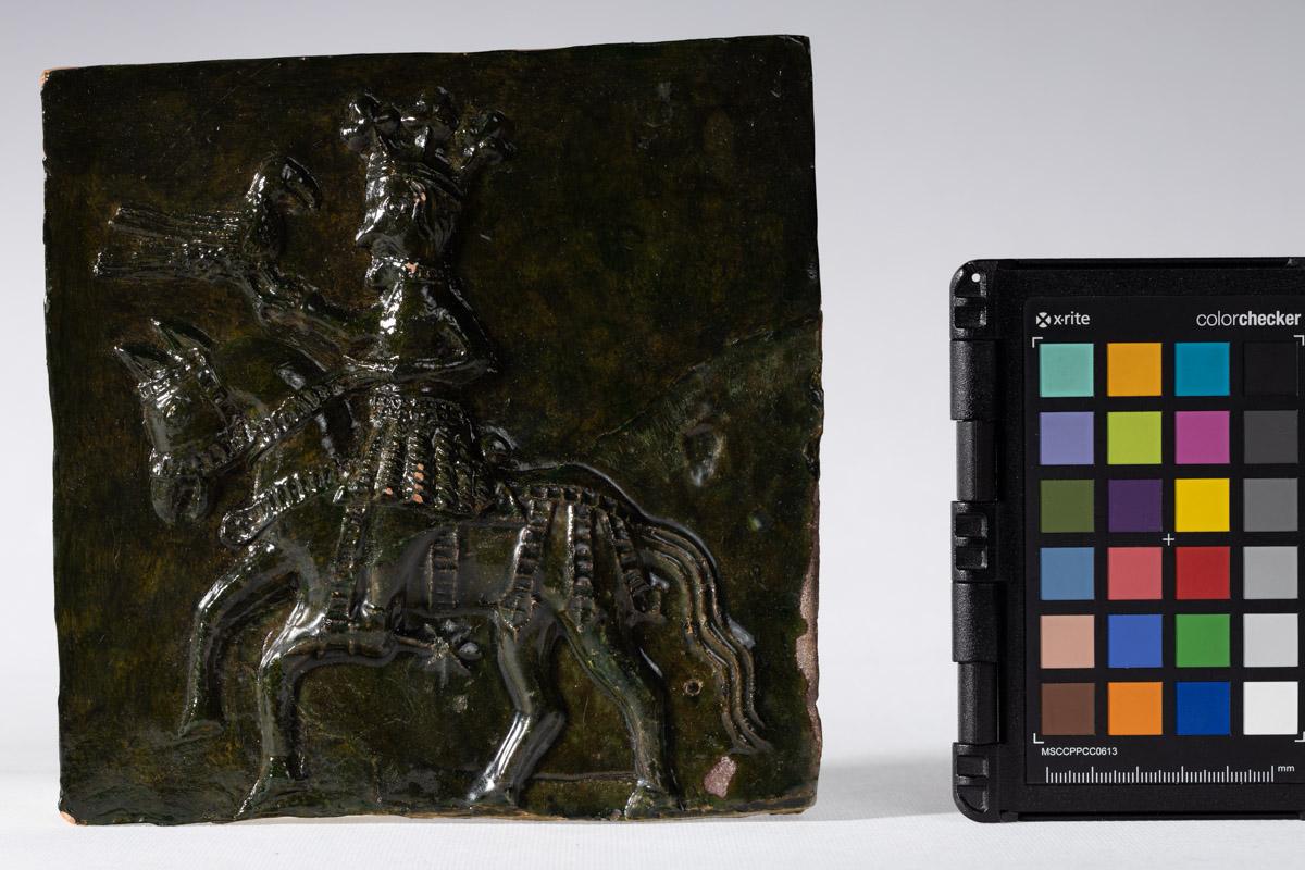 Kafel z wyobrażeniem króla na łowach z sokołem na ręku