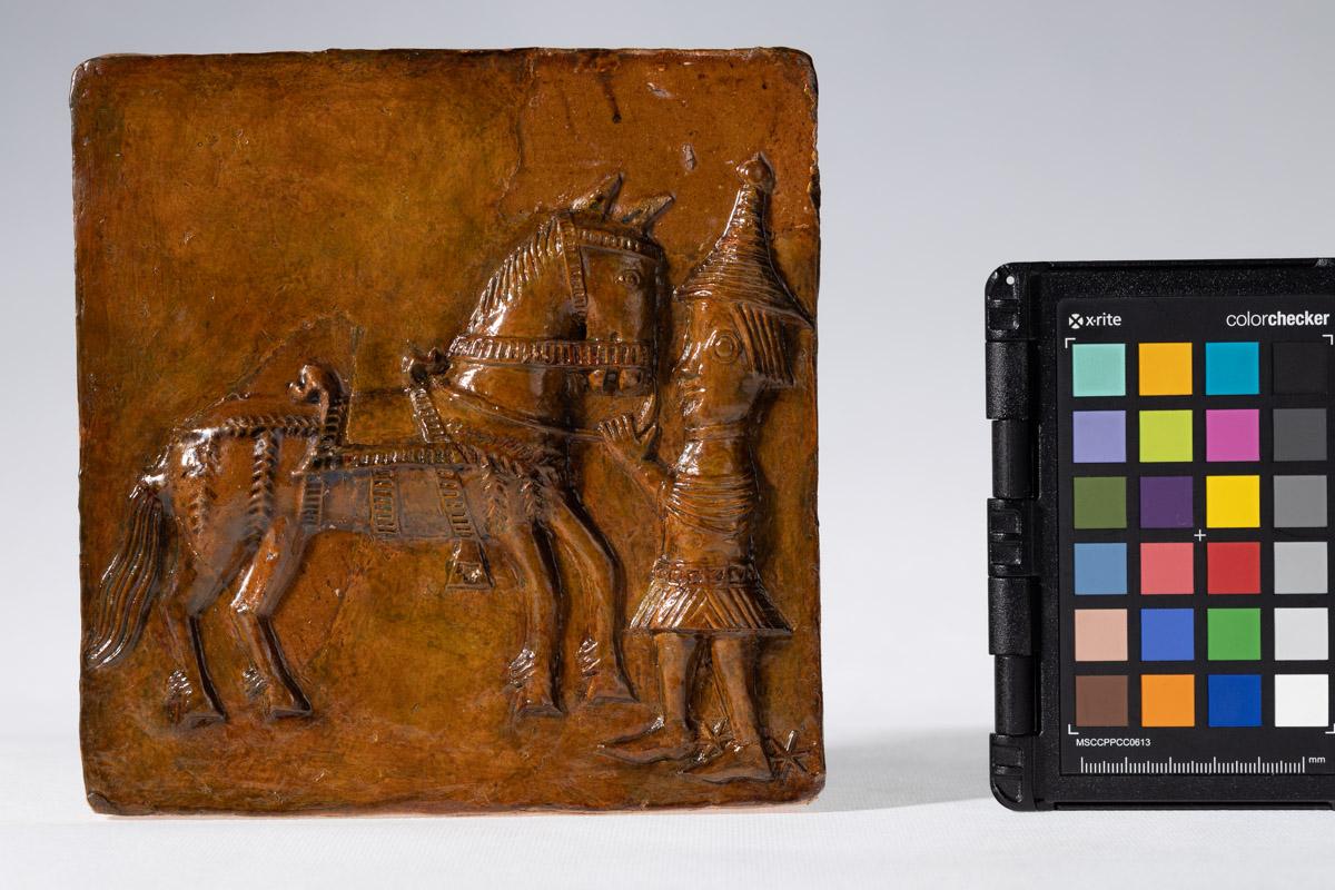 Kafel z motywem postaci trzymającej konia