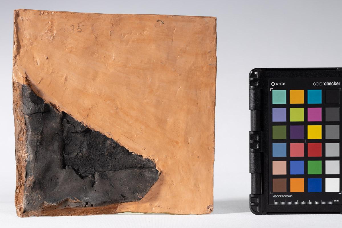 Kafel z wyobrażeniem króla na łowach z sokołem na ręku