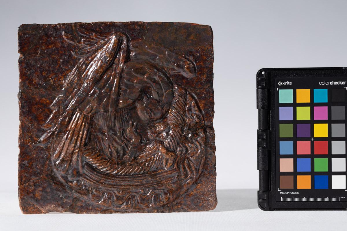 Kafel z wyobrażeniem pelikana w gnieździe