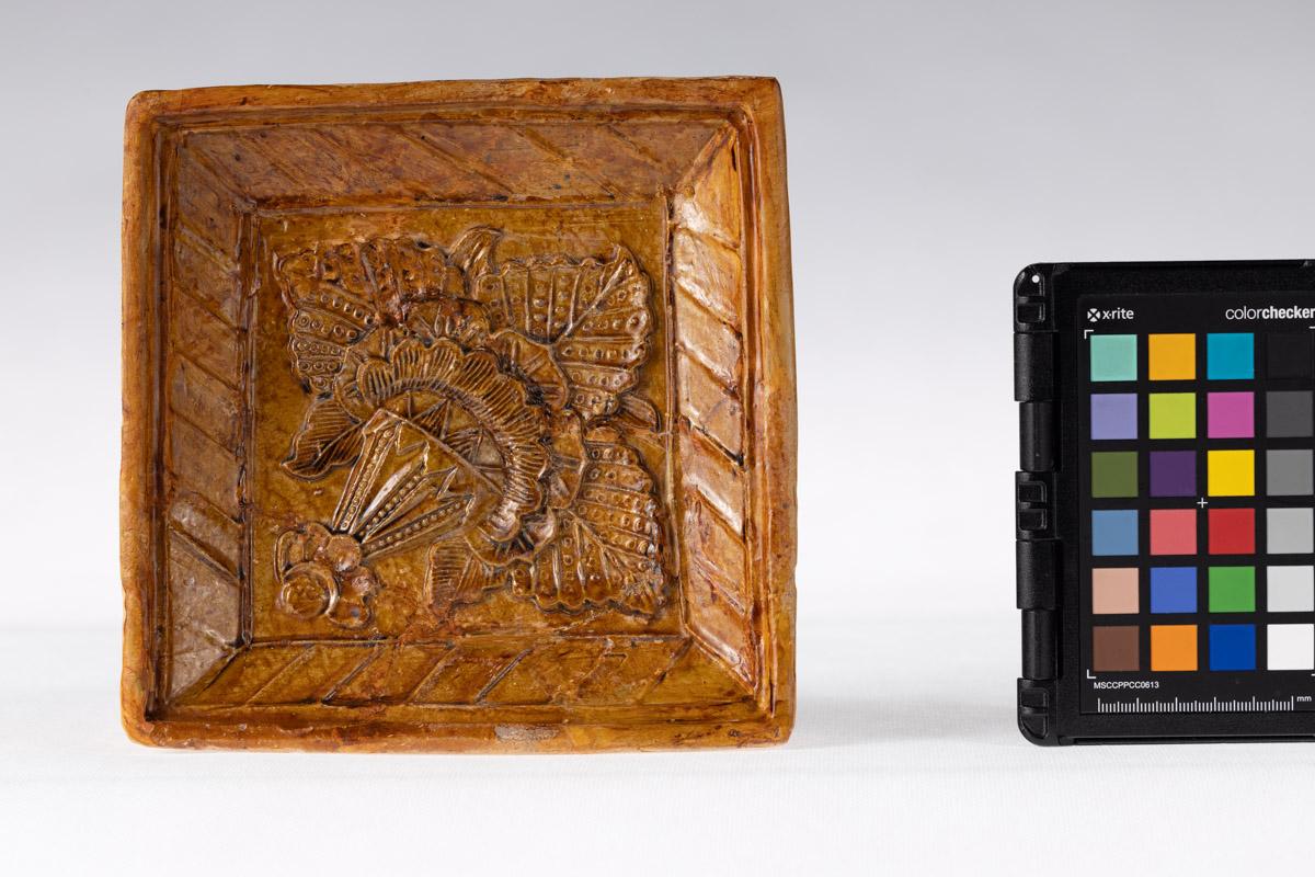 Kafel z motywem makówki