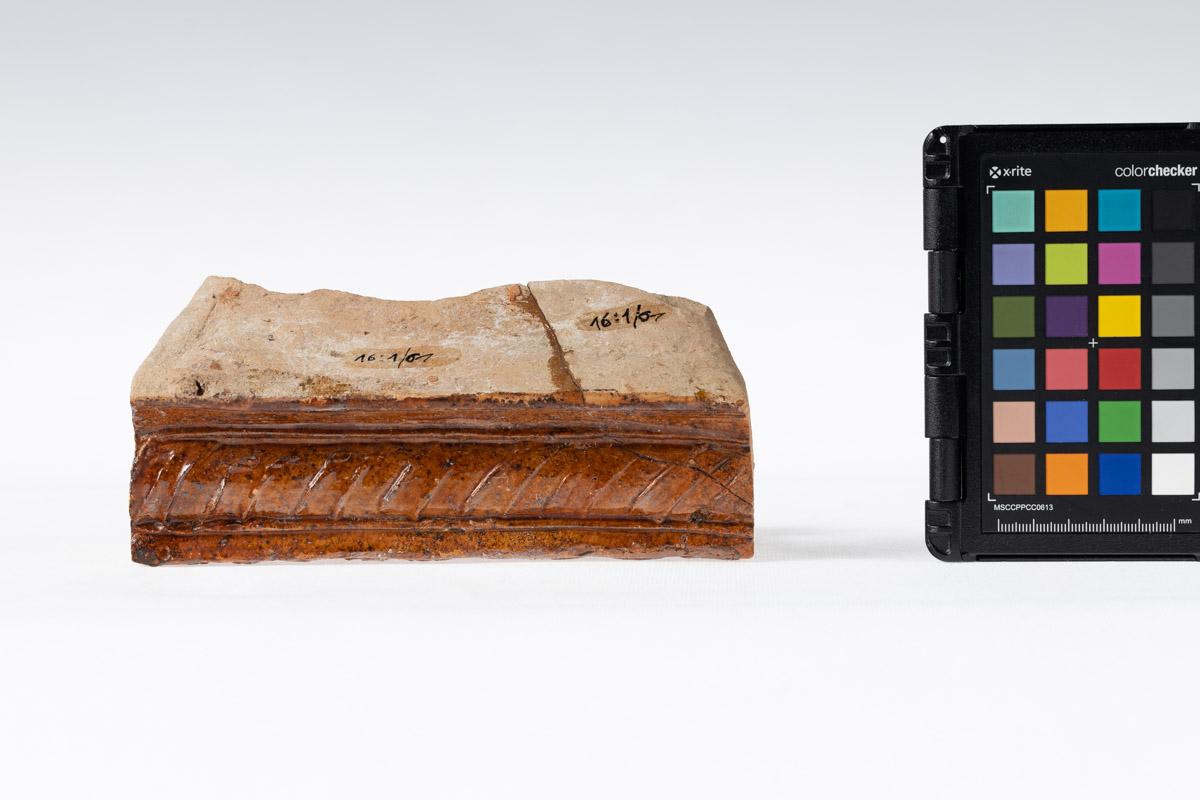 Kafel z motywem rybiej łuski