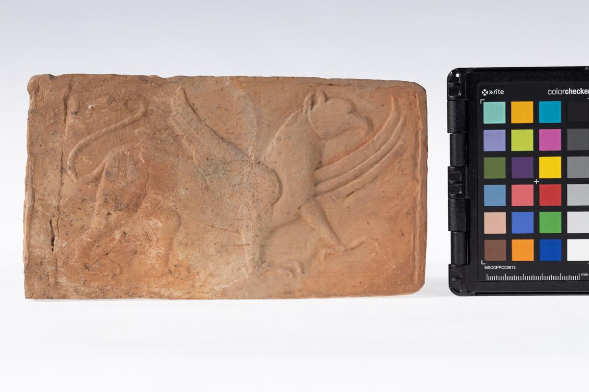 Płytka z wyobrażeniem gryfa