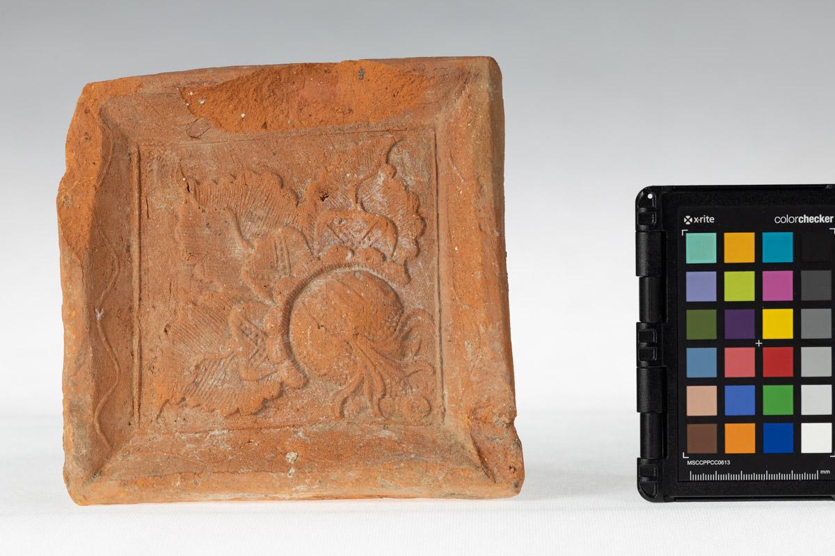 Kafel z motywem roślinnym