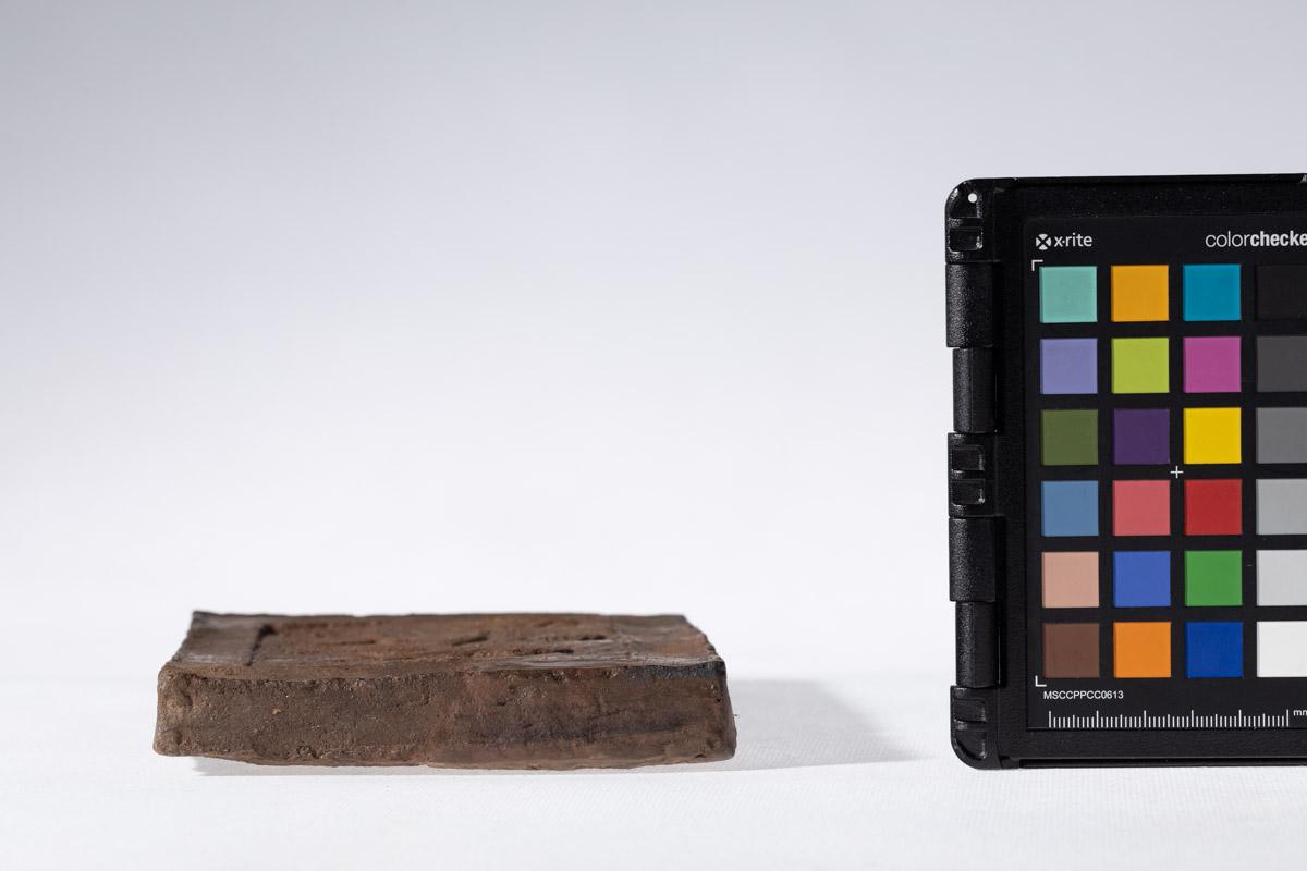 Płytka z wyobrażeniem konia, głowy ludzkiej i smoka