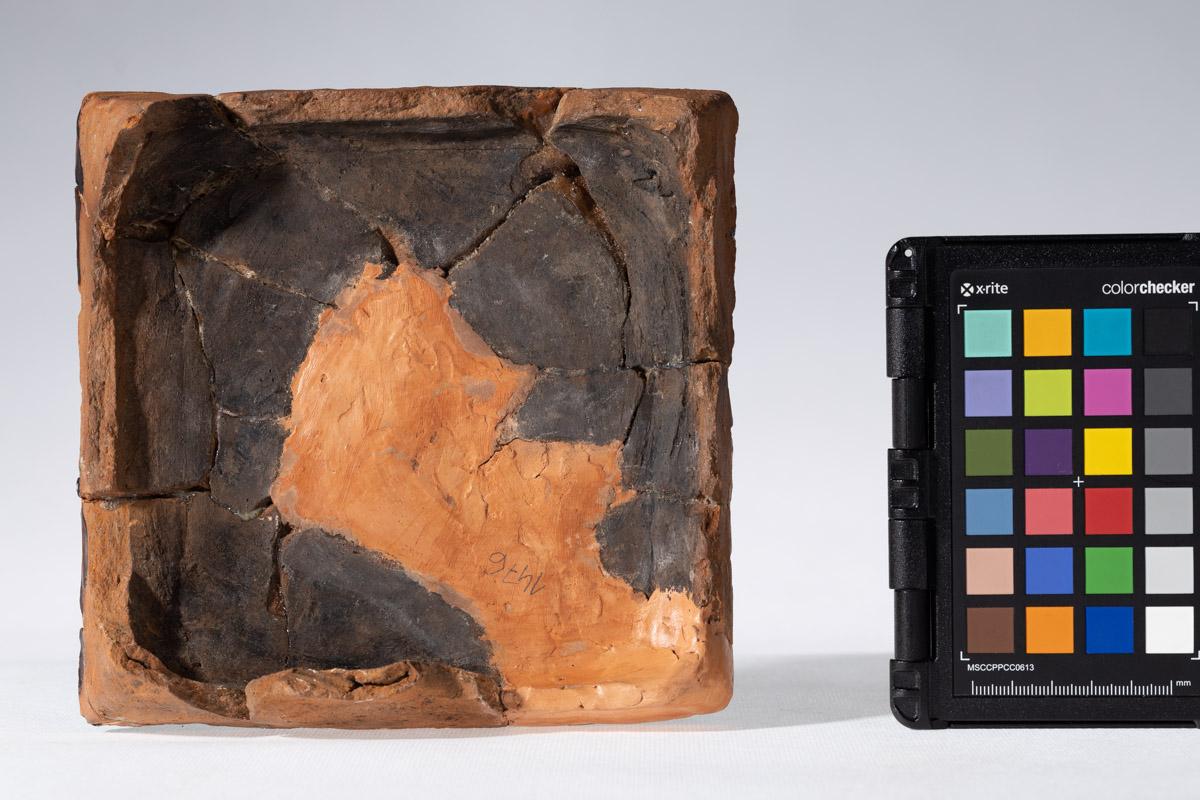 Kafel z wyobrażeniem pelikana w gnieździe