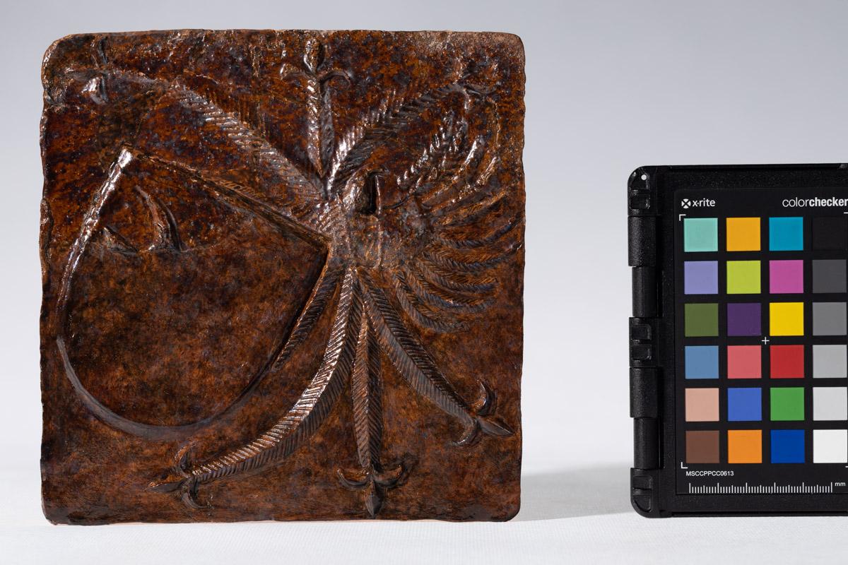 Kafel z fragmentem herbu