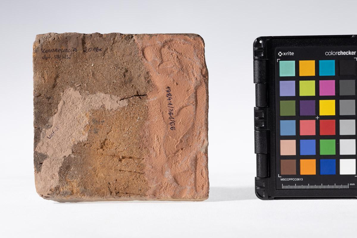 Płytka z wyobrażeniem byka