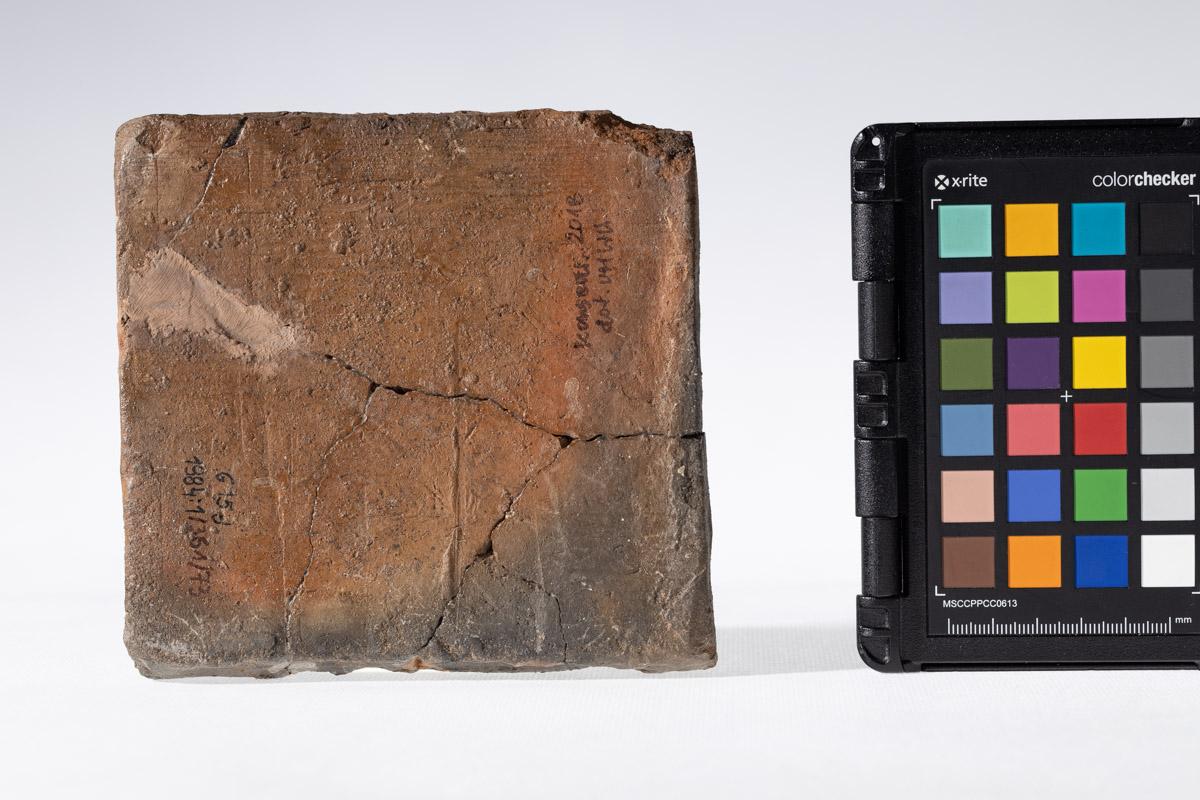 Płytka z wyobrażeniem gryfa