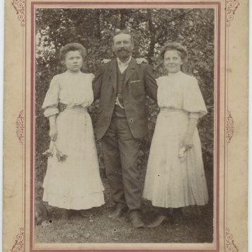 Dwie kobiety i mężczyzna