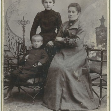 Portret kobiety z dwójką dzieci z kręgu rodziny Koteckich