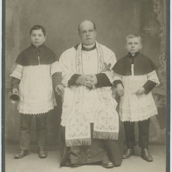 Ksiądz Józef Szafnicki z ministrantami