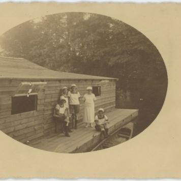 Wioślarki KTW na tle przystani