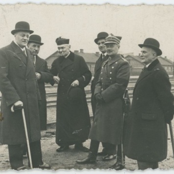 Mężczyźni przy torach kolejowych