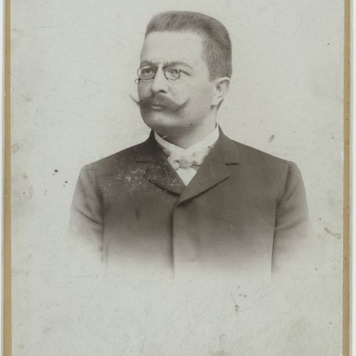 Mężczyzna w binoklach