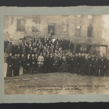 Grupa Posłów Sejmu Ustawodawczego w otoczeniu mieszkańców na gruzach zrujnowanego Kalisza d. 13-IV-1919r. 