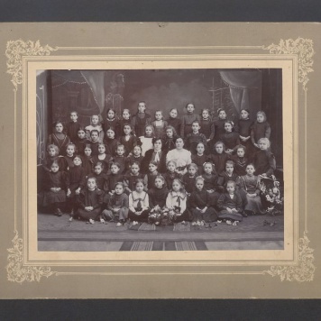 Grupa uczennic z pensji prywatnej w Kaliszu