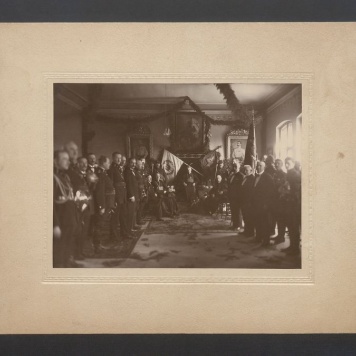 Wręczenie biskupowi diecezji Kujawsko-Kaliskiej ks. Karolowi Mieczysławowi Radomskiemu dyplomu członka honorowego Kaliskiej Ochotniczej Straży Pożarnej. 