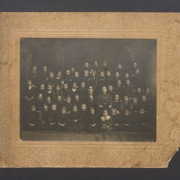 Grupa uczennic pensji prywatnej w Kaliszu