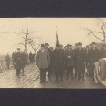 17 rocznica powstania wielkopolskiego w Gnieźnie. Grupa mężczyzn ze sztandarem.