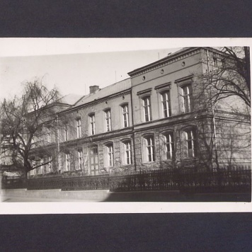 Męskie Gimnazjum Państwowe w Gnieźnie, front budynku.