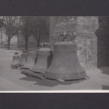 Dzwony ustawione w rzędzie przed północną wieżą katedry.