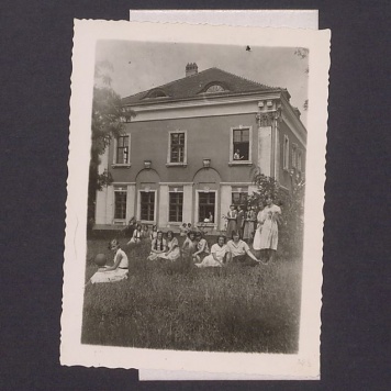 Gmach Uniwersytetu Ludowego w Dalkach pod Gnieznem. Przed budynkiem uczestniczki kursu żeńskiego.