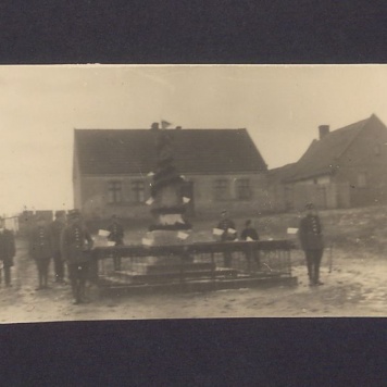 17 rocznica powstania wielkopolskiego w Zdziechowie. Pomnik i warta honorowa.