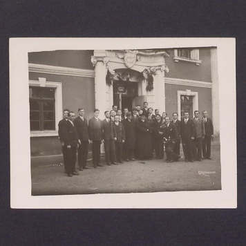 Przed gmachem Uniwersytetu Ludowego grupa uczniów i nauczycieli wita ks. dyr. Antoniego Ludwiczaka, dn. 20-12-1932