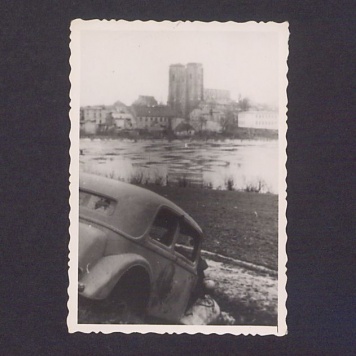 Gnieźnieńska katedra po spaleniu. Widok z zachodniego brzegu jeziora Jelonek.