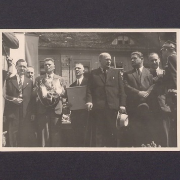 Prezentacja odznaczenia Orderem Odrodzenia Polski.