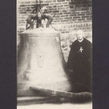 Dzwon "Wojciech" przed katedrą, tuż przed akcją zawieszania w północnej wieży. Obok dzwonu kardynał Antoni Laubitz.