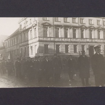 17 rocznica powstania wielkopolskiego w Gnieźnie. Powrót 
uczestników z cmentarza i przemarsz ul. Tumską na Rynek.
