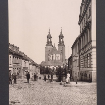 Ulica Tumska z widokiem na katedrę.