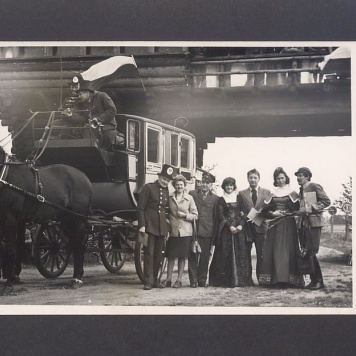 Dyliżans pocztowy w bramie lednickiej. 