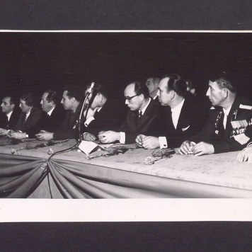 26 rocznica obchodów wyzwolenia miasta Gniezna 21-01-1945 – 1971. Grupa uczestników.