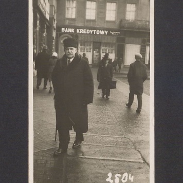 Józef Przybyszewski na tle Banku Kredytowego.