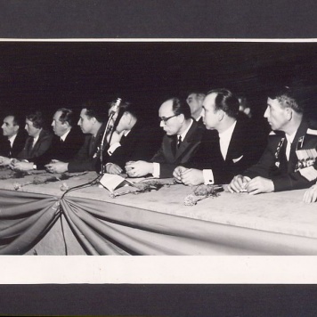 26 rocznica obchodów wyzwolenia miasta Gniezna 21-01-1945 – 1971. Grupa uczestników.