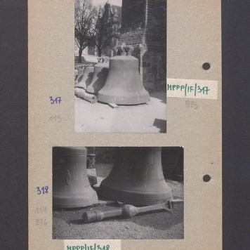 Dzwony przed katedrą.