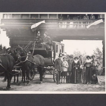 Dyliżans pocztowy w bramie lednickiej. 