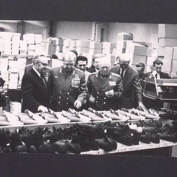 Wizyta żołnierzy radzieckich. Wielkopolskie Zakłady Obuwia (WZO) „Polania”.