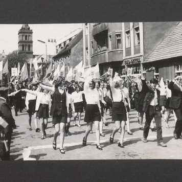 1 Maja 1972 r. w Gnieźnie. Ul. Chrobrego.