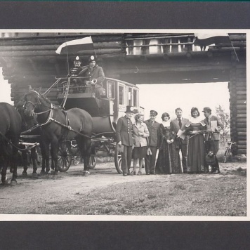 Dyliżans pocztowy w bramie lednickiej.