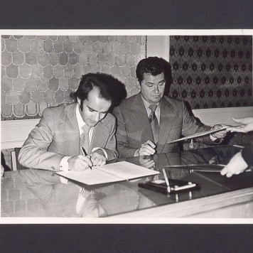 Podpisanie porozumienia z Filharmonią Poznańską w Gnieźnie w Pałacu Ślubów. Z prawej Henryk Jankowski, pierwszy sekretarz PZPR w Gnieźnie.