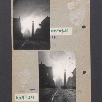 Widok na płonącą katedrę od strony ul. Tumskiej i Rynku z kolumną zwieńczoną niemieckim orłem.