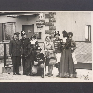 Dyliżans pocztowy przed Urzędem Pocztowo-Telekomunikacyjnym w Łubowie.